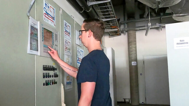 Elektriker vor Stromkasten