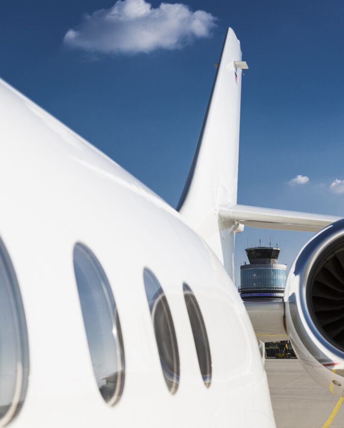 Turbine eines Privatflugzeuges mit Tower im Hintergund
