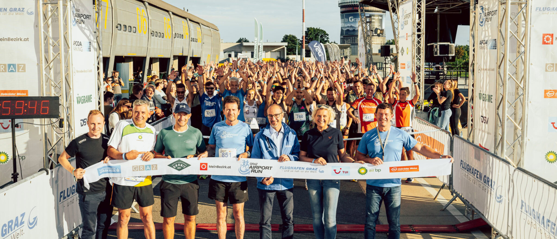 Menschenmenge mit Händen in der Höhe beim Start des Airport Run