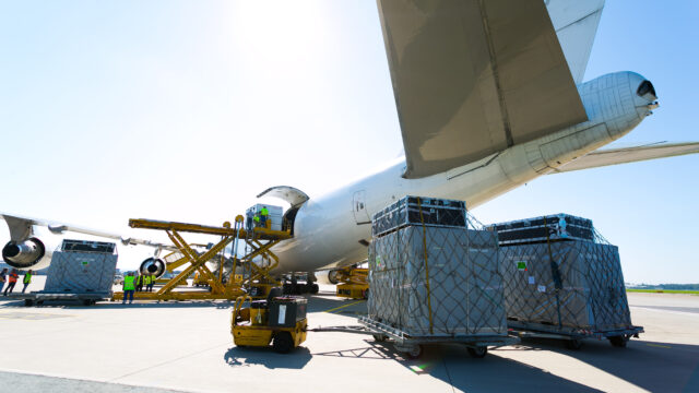 Foto: Oliver Wolf Frachtflugzeug mit Paletten von hinten
