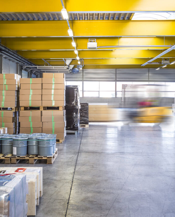 Lagerhalle mit Kisten und Paletten