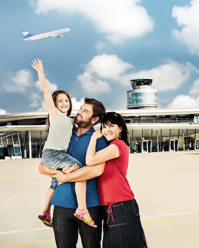 Foto: Lupi Spuma/Flughafen Graz Familie am Vorfeld mit Terminal & Tower im Hintergrund