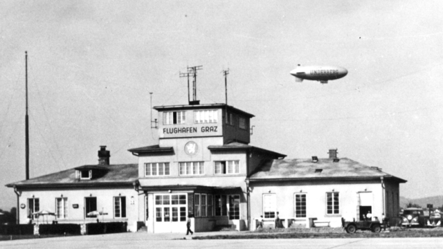 Zeppelin über altem Terminal schwaz-weiß