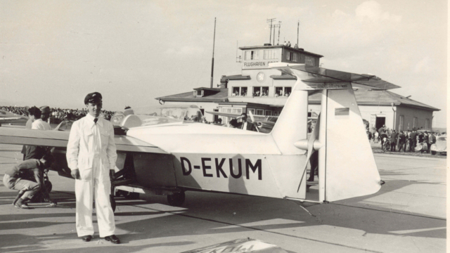 Flugzeug am Vorfeld mit altem Terminal schwarz-weiß