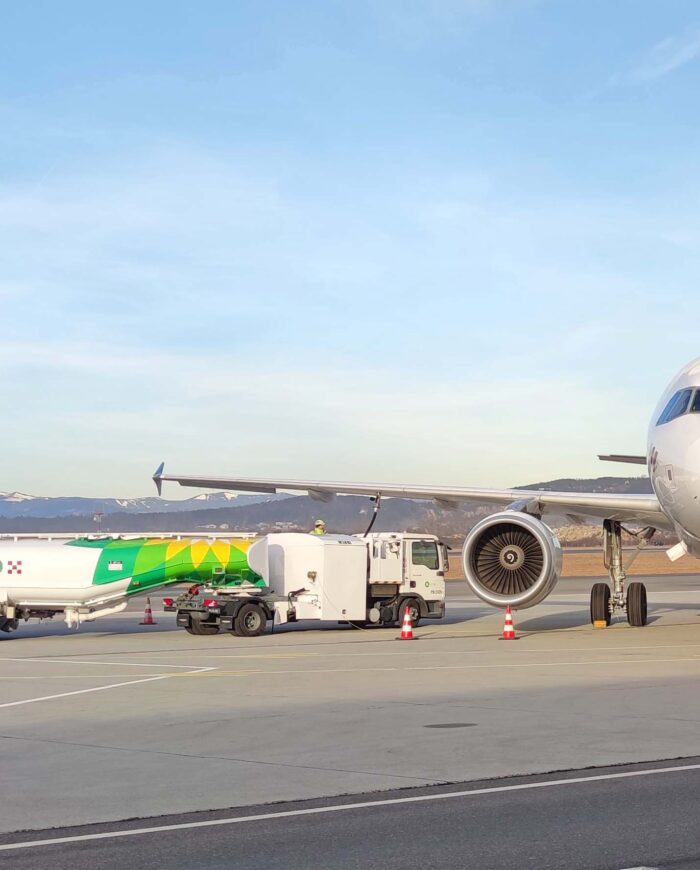 Tankfahrzeug bei einem Flugzeug
