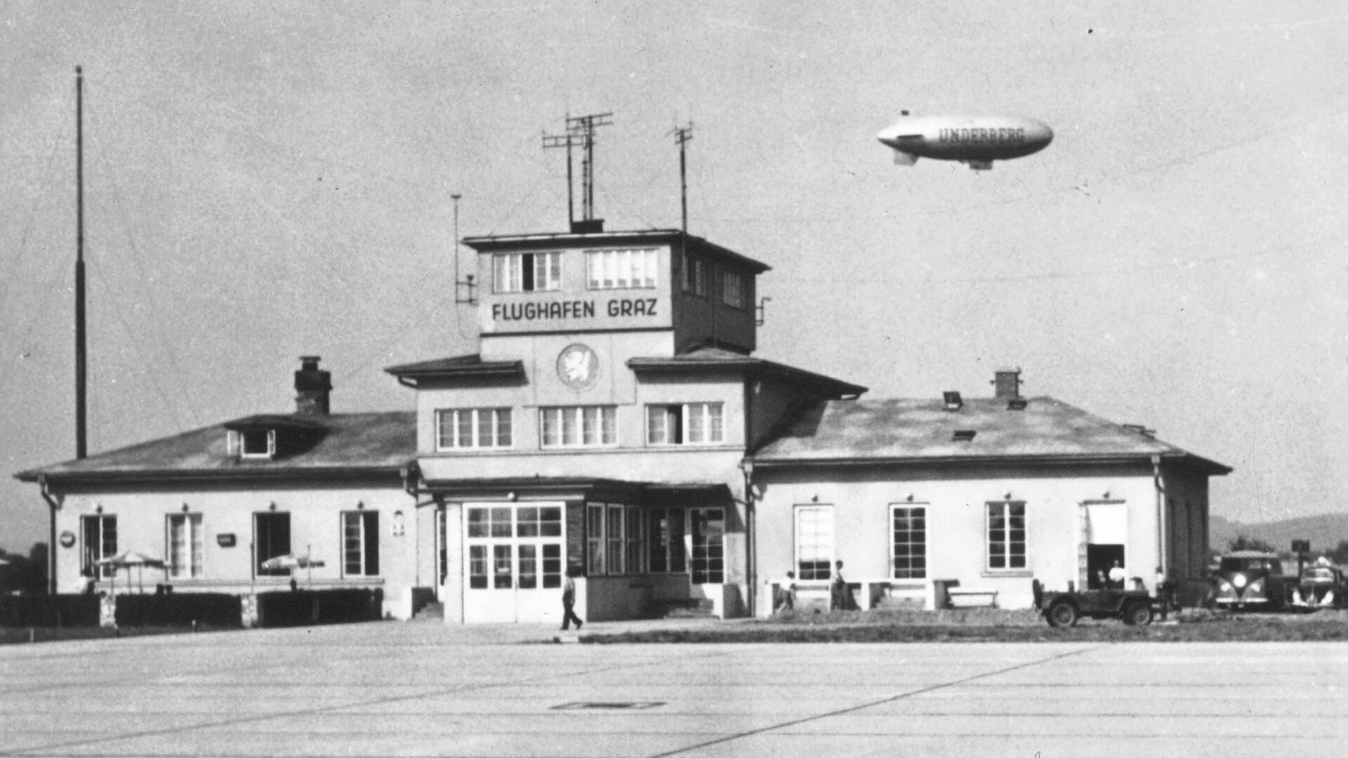 Ansicht schwarz-weiß erstes Flughafenterminal