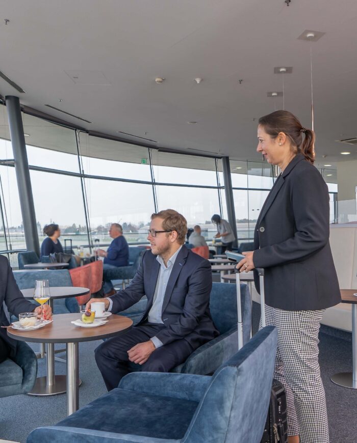 Graz Airport Lounge innen mit Businessreisenden