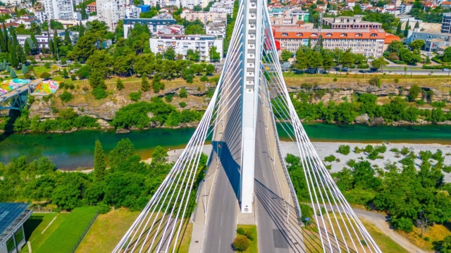 Ansicht einer weißen Brücke von oben.