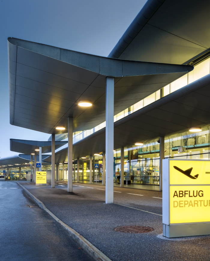 Abendansicht Terminal mit Abflugschild
