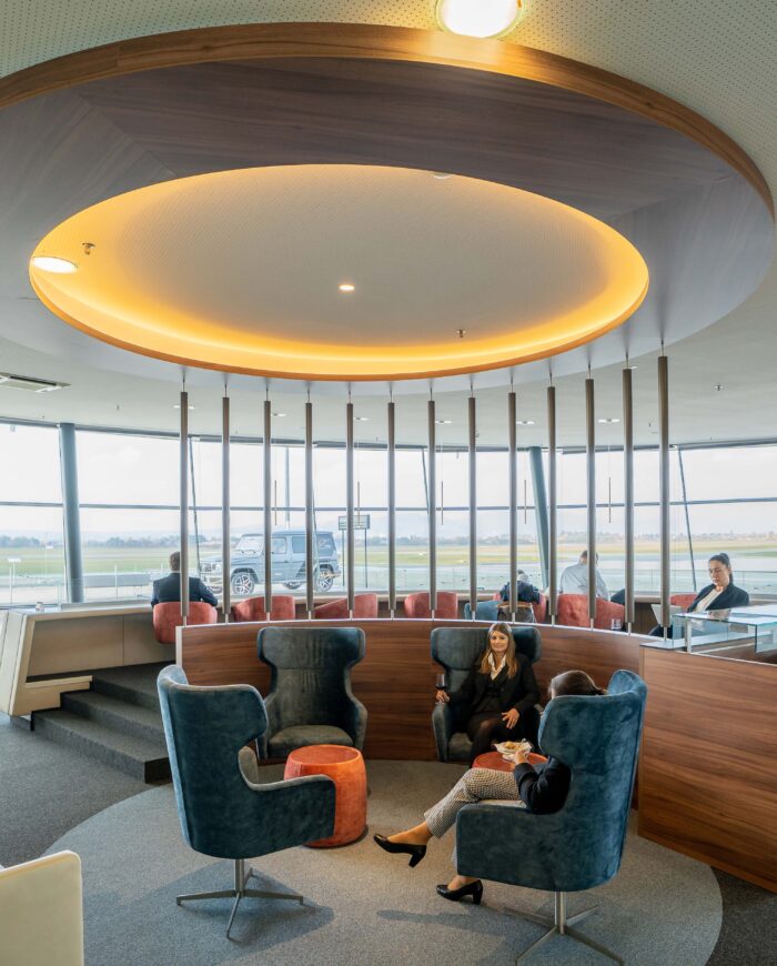 Graz Airport Lounge von innen mit Menschen