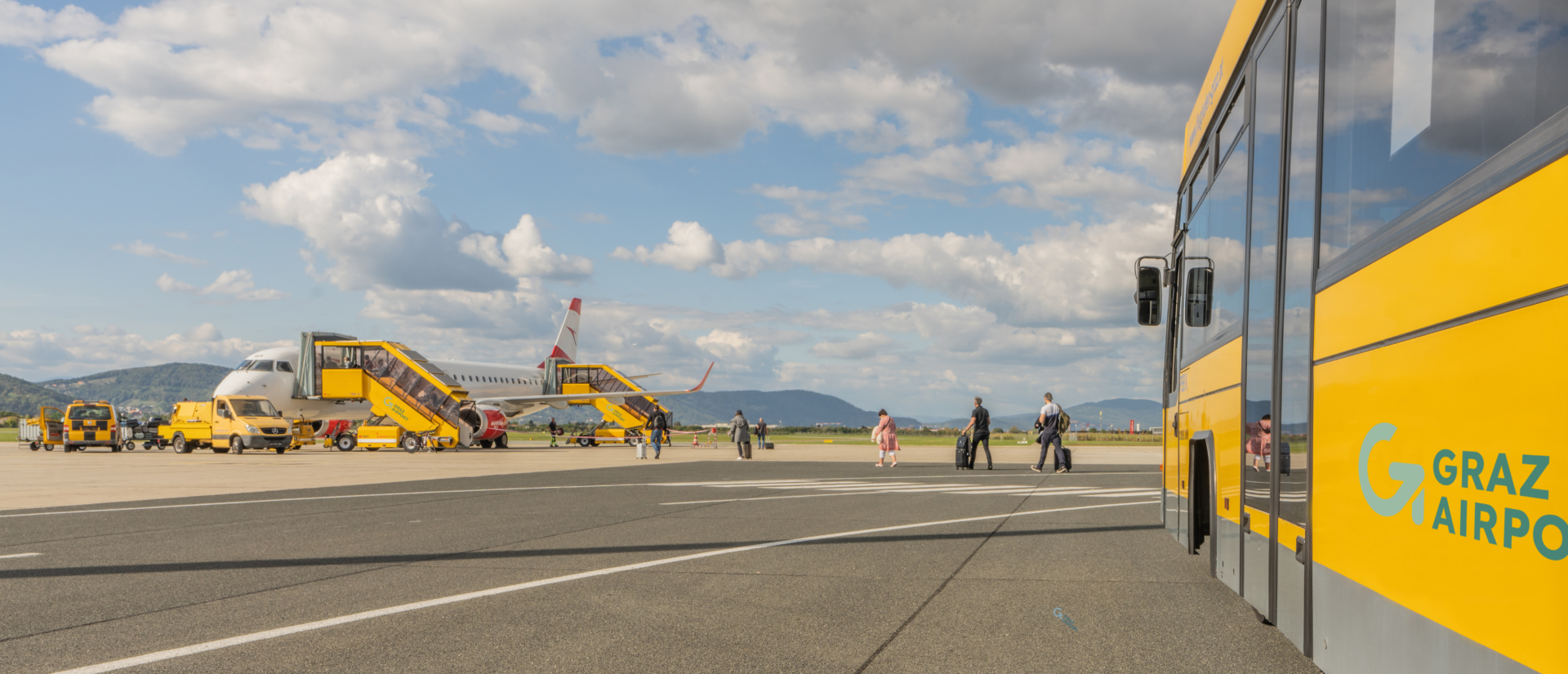 Personen beim Boarding am Vorfeld