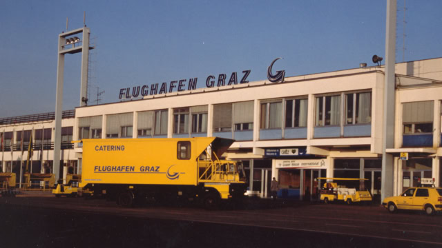 Gelbes Fahrzeug vor altem Terminal