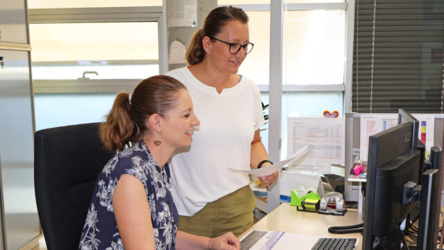 Zwei Frauen vor Computer.