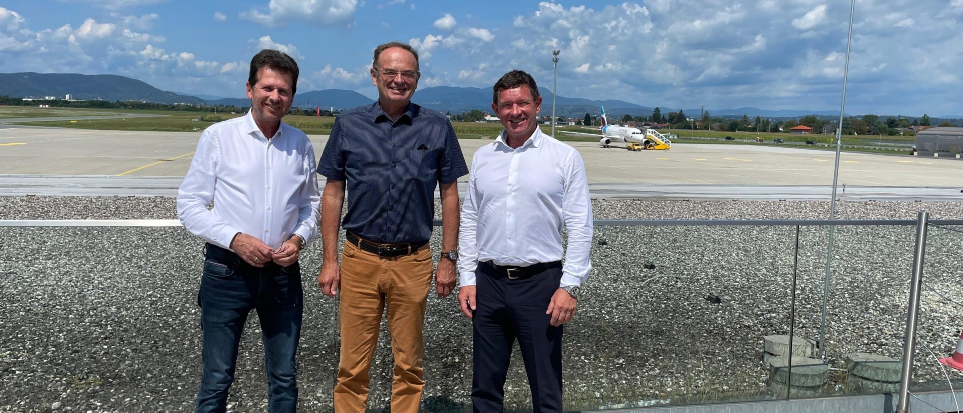 Wolfgang Grimus, Georg Bliem, Jürgen Löschnig auf der Besucherterrasse des Graz Airport