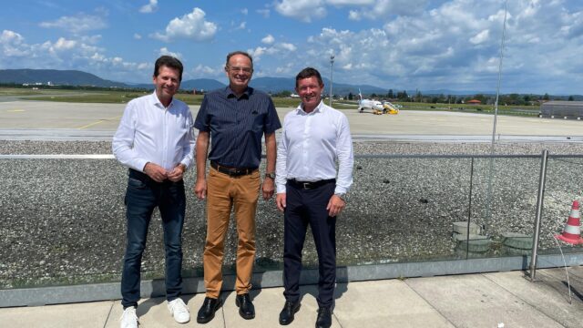 Wolfgang Grimus, Georg Bliem, Jürgen Löschnig auf der Besucherterrasse des Graz Airport