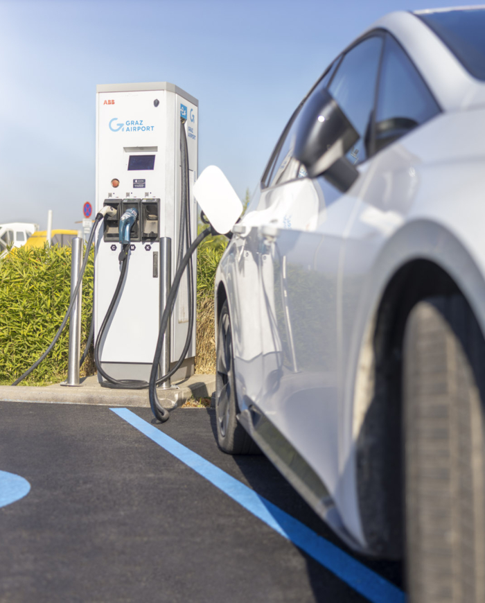Photo: Lichtmeister. White car at e-fuelling station