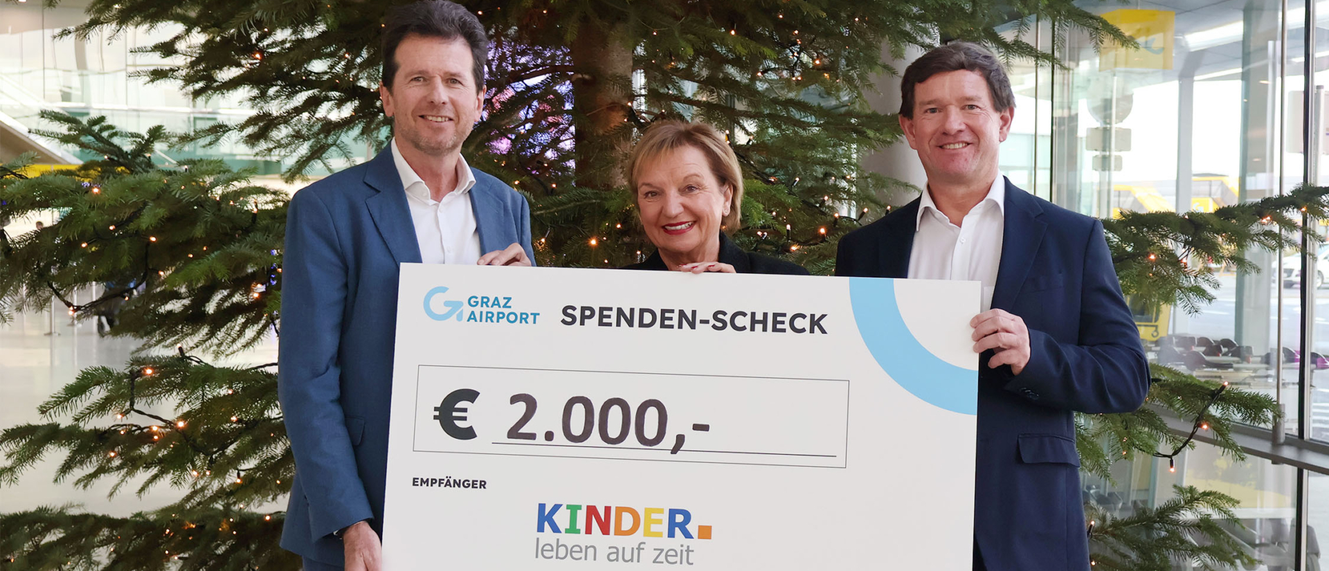 Geschäftsführung des Graz Airport und Präsidentin von KINDER.leben auf zeit mit Spendenscheck