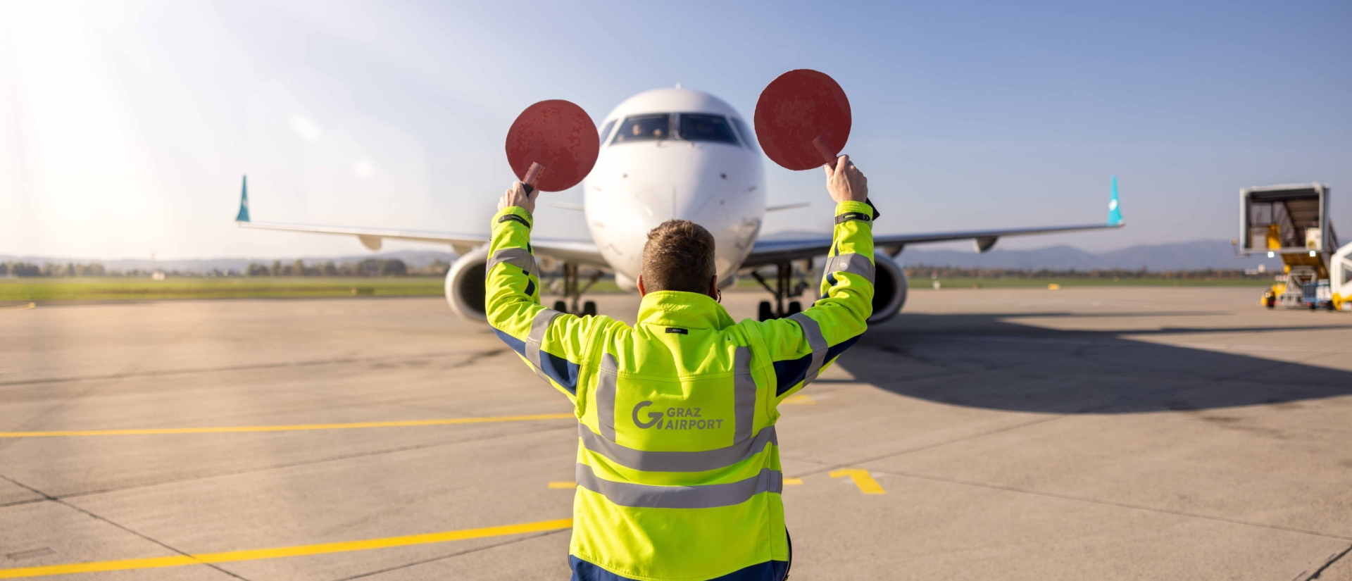 Marshaller beim Einweisen eines Flugzeuges