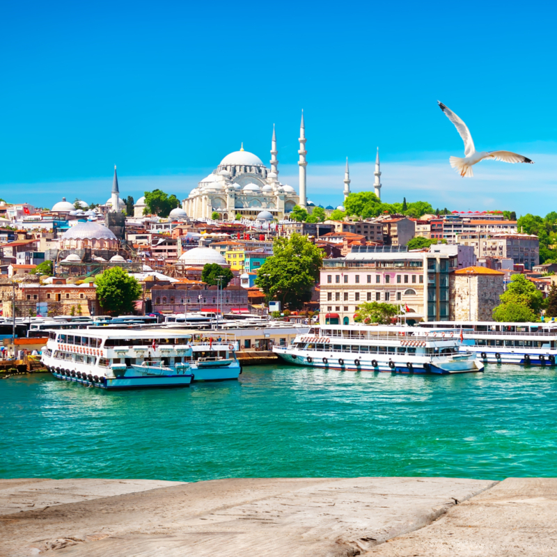 (c)AdobeStock Glas Tee mit Blick auf Bucht in Istanbul und Moschee im Hintergrund.