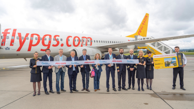 Photo: Foto Fischer. Cutting the ribbon in front of the aircraft (ltr: Jürgen Löschnig, Managing Director Graz Airport, City Councillor Manfred Eber, Wolfgang Malik, Chairman of the Board of Holding Graz, Emre Pekesen, Group Director Sales and Network Planning at Pegasus Airlines, Ece Öztürk, Consul General of the Republic of Türkiye and Wolfgang Grimus, Managing Director Graz Airport with the Pegasus crew. Group picture in front of a Pegasus aircraft.