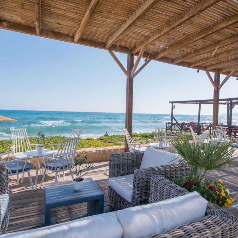 Automatisch gespeicherter Entwurf Terrasse mit gemütlichen Möbeln und Meer im Hintergrund