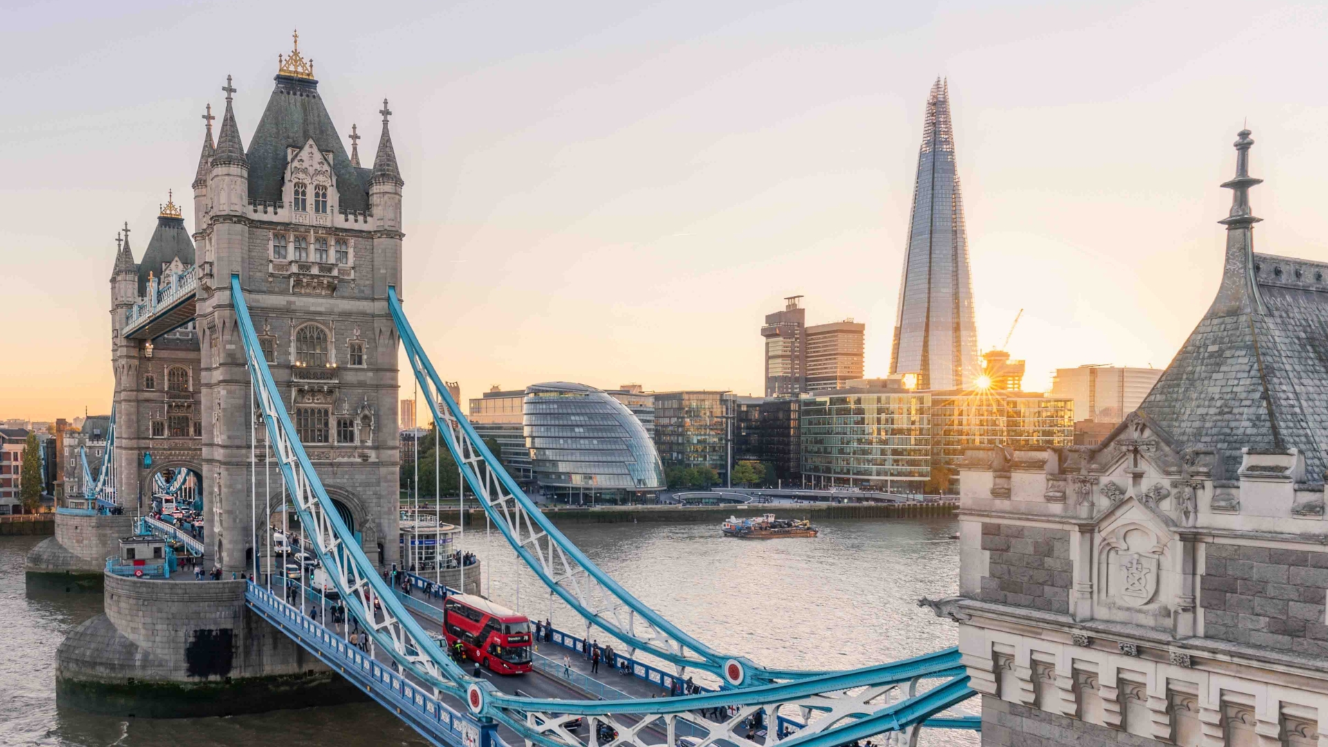 Foto: VisitBritain/AntoineBuchet Ansicht der Tower Bridge an der Themse mit Wolkenkratzer im Hintergrund