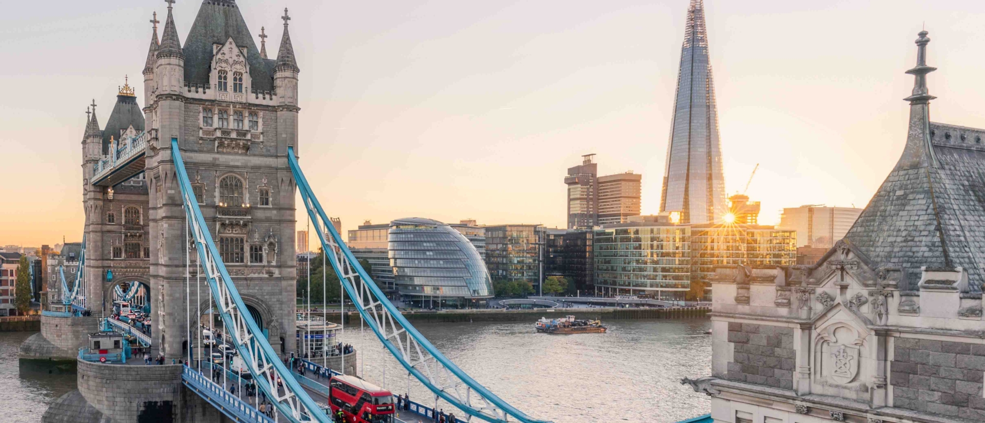 Ansicht der Tower Bridge an der Themse mit Wolkenkratzer im Hintergrund
