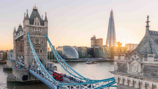 Foto: VisitBritain/AntoineBuchet Ansicht der Tower Bridge an der Themse mit Wolkenkratzer im Hintergrund