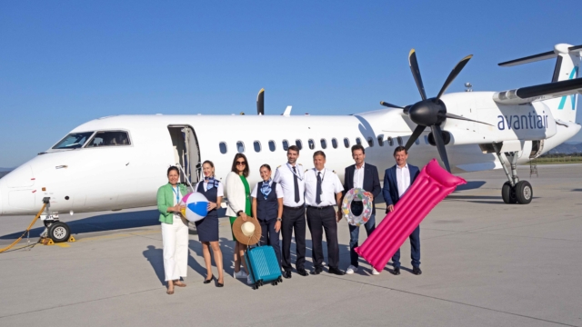 (©Graz Airport, le. to ri.: Ulrike Grochot / Graz Airport, Sonja Puffer / Springer Reisen, Crew Avanti Air, Wolfgang Grimus + Jürgen Löschnig / Managing Directors Graz Airport) Group picture with beach accessories in front of aircraft