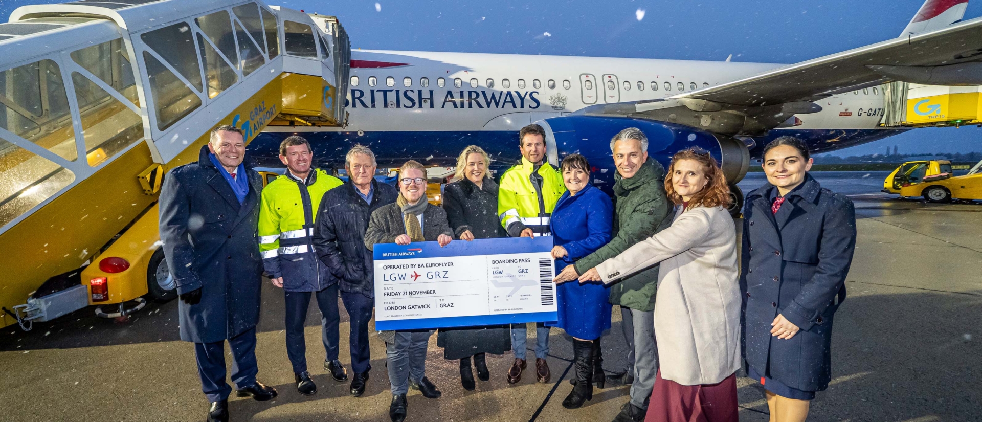 Gruppenfoto vor dem Flugzeug.