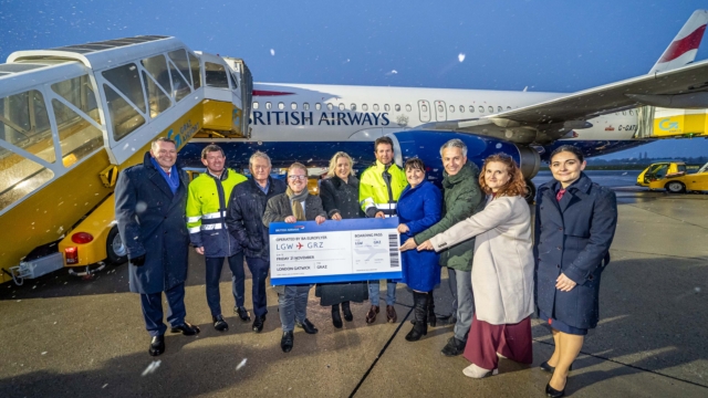 Gruppenfoto vor dem Flugzeug.