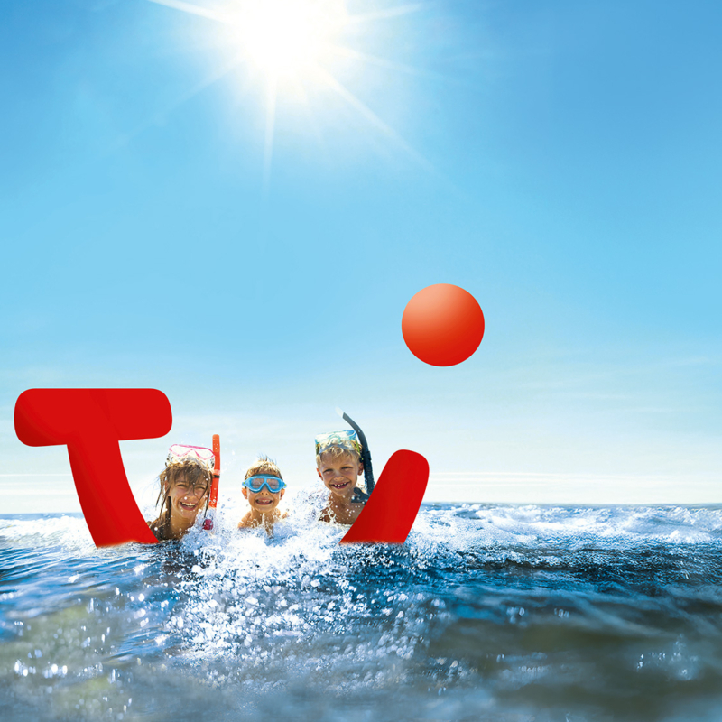 Kinder mit Taucherbrille im Meer & großen TUI Logo