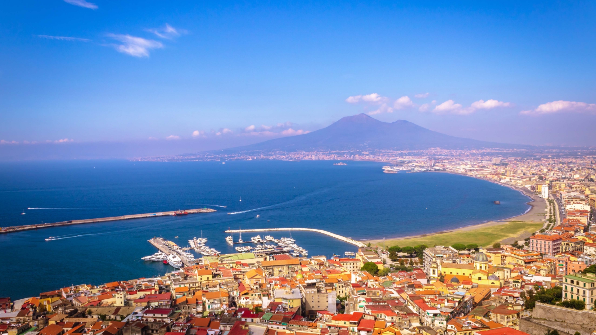 Bucht vor einer Stadt mit Berg im Hintergrund.